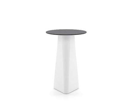 LC 194 - Triangular side table.